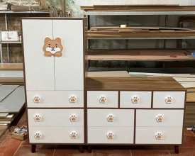TỦ GỖ TRẺ EM HỌA TIẾT CHÂN CHÓ