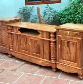 KỆ TIVI GỖ TỰ NHIÊN – MẪU TRỤ ĐỤC HOA VĂN CAO CẤP